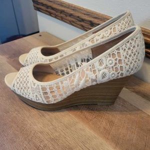 American Eagle size 11 cream color wedge